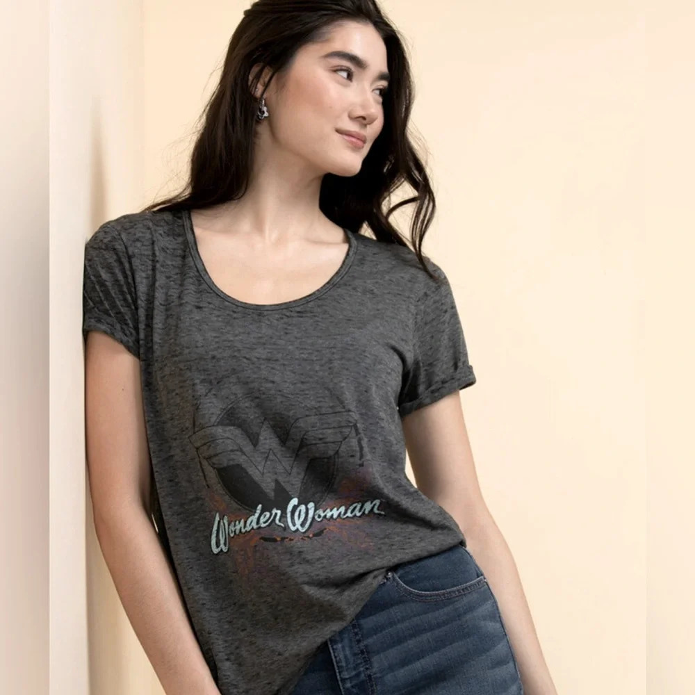 Sz S Ricki’s women Licensed Wonder Woman grey round neck short sleeve